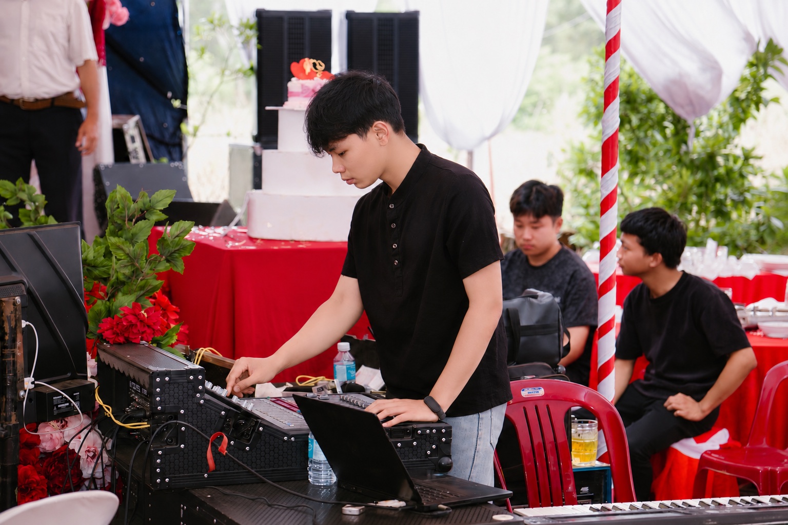 Kỹ sư âm thanh Nguyễn Xuân Kiệt tại bàn mixer